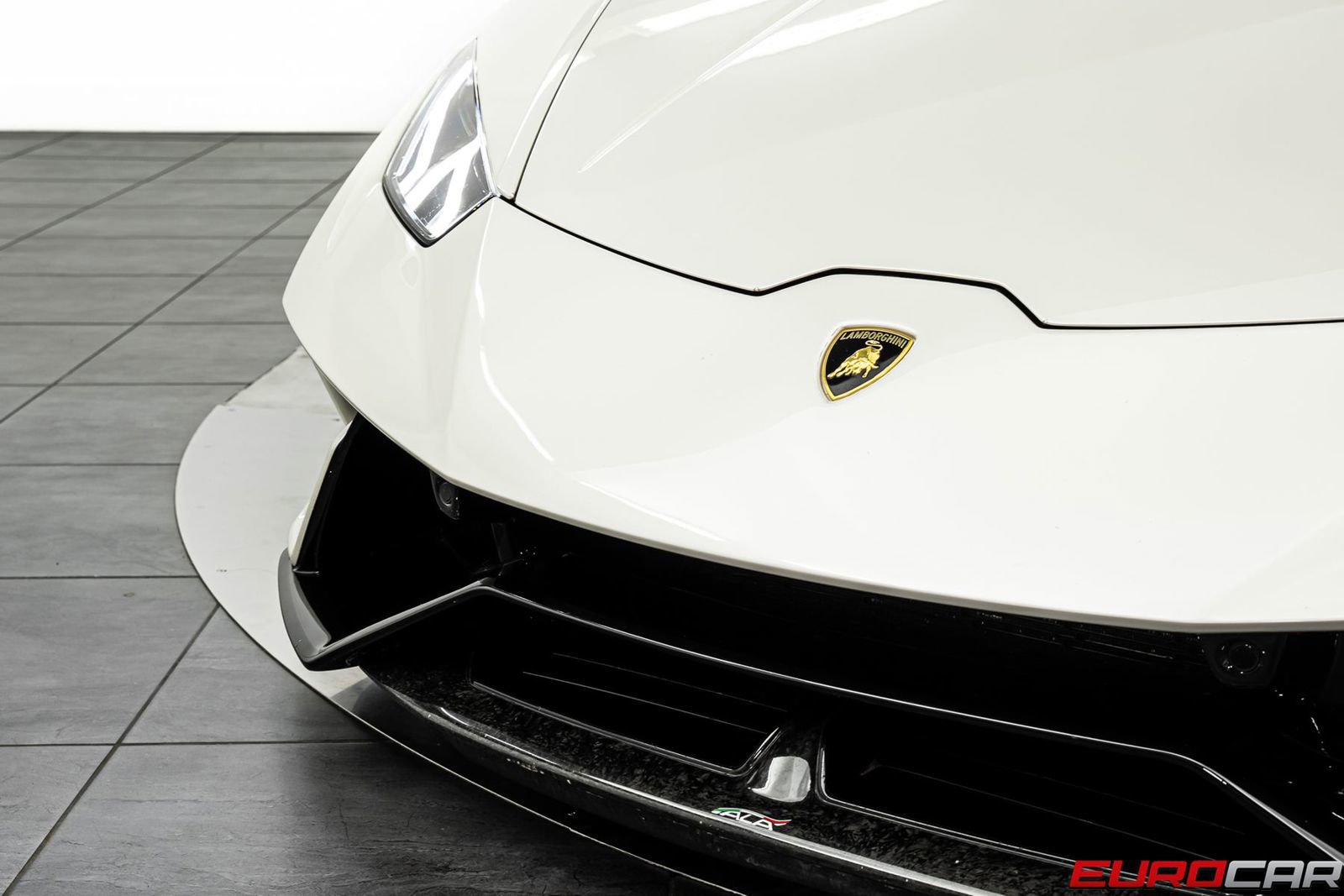 Used 2018 Lamborghini Huracan Performante AWD/4WD image 9