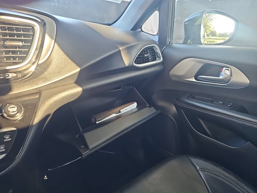 Used 2018 Chrysler Pacifica Touring-L w/ Premium Audio Group FWD image 26