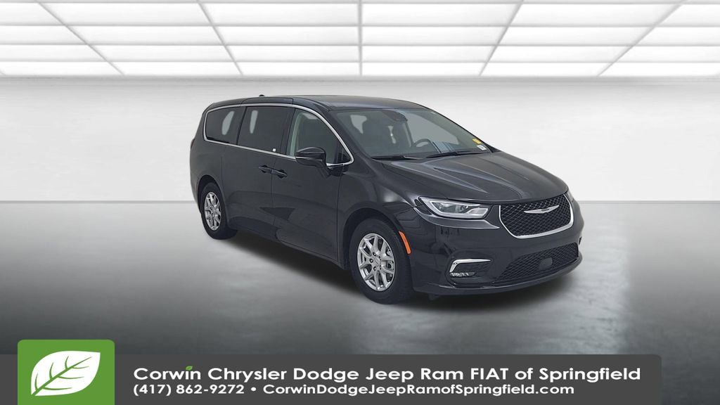 Certified 2024 Chrysler Pacifica Touring-L image 3