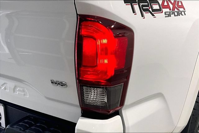 Used 2018 Toyota Tacoma TRD Sport AWD/4WD image 30