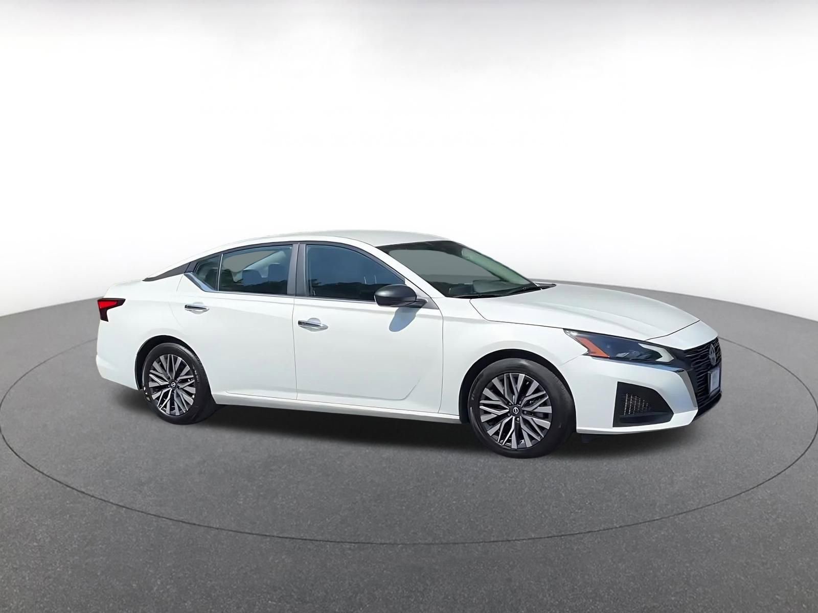 Used 2025 Nissan Altima 2.5 SV FWD image 2
