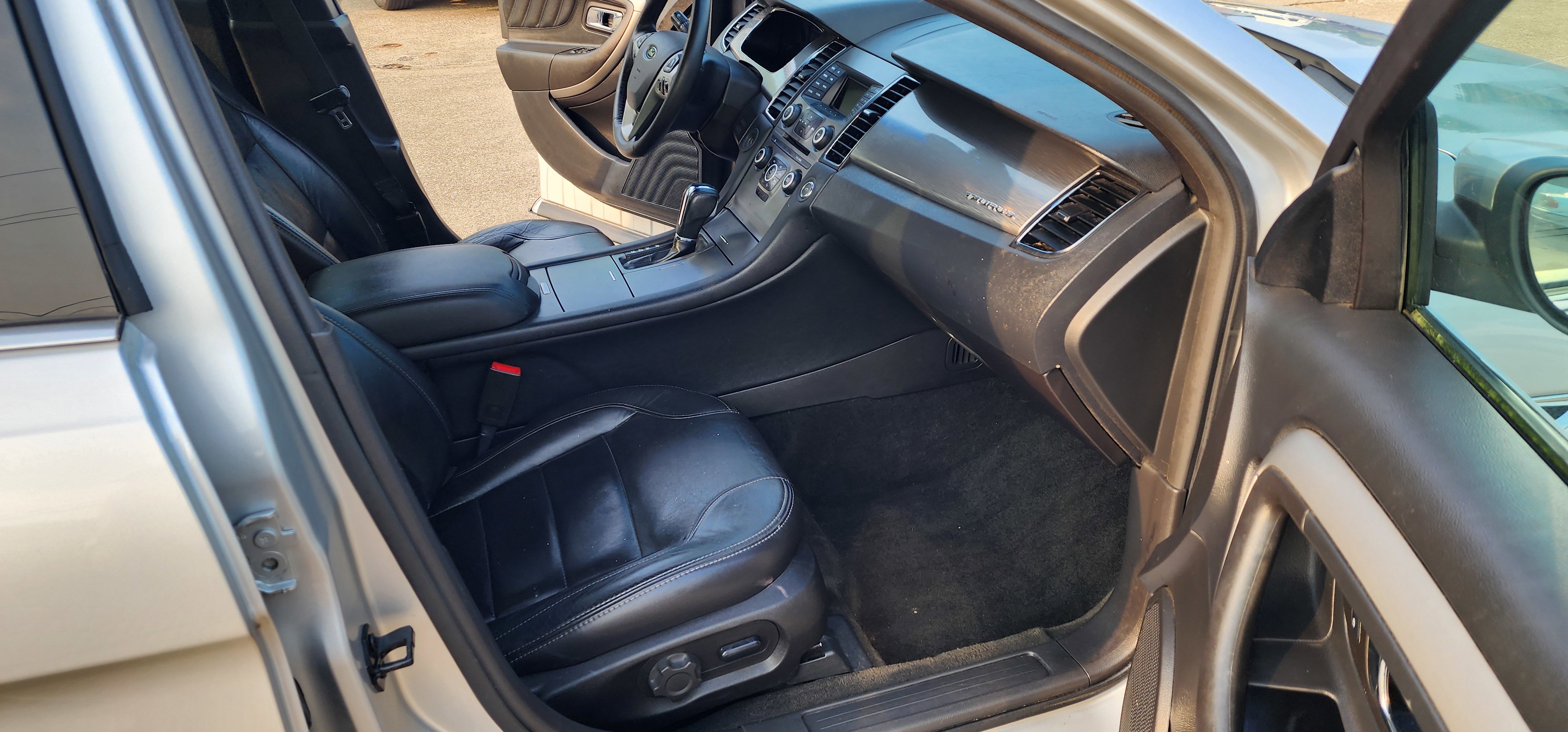 Used 2015 Ford Taurus SEL image 9