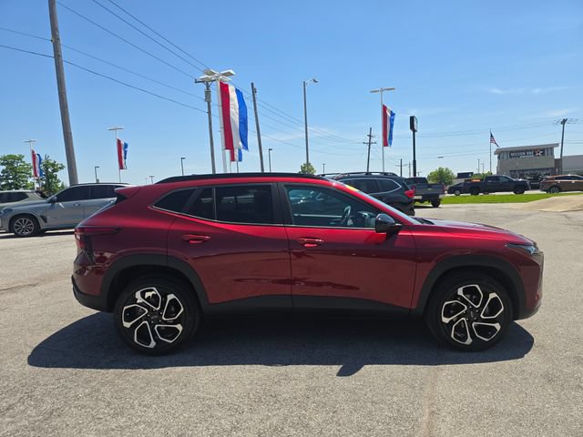 Used 2024 Chevrolet Trax RS w/ Sunroof Package FWD image 4