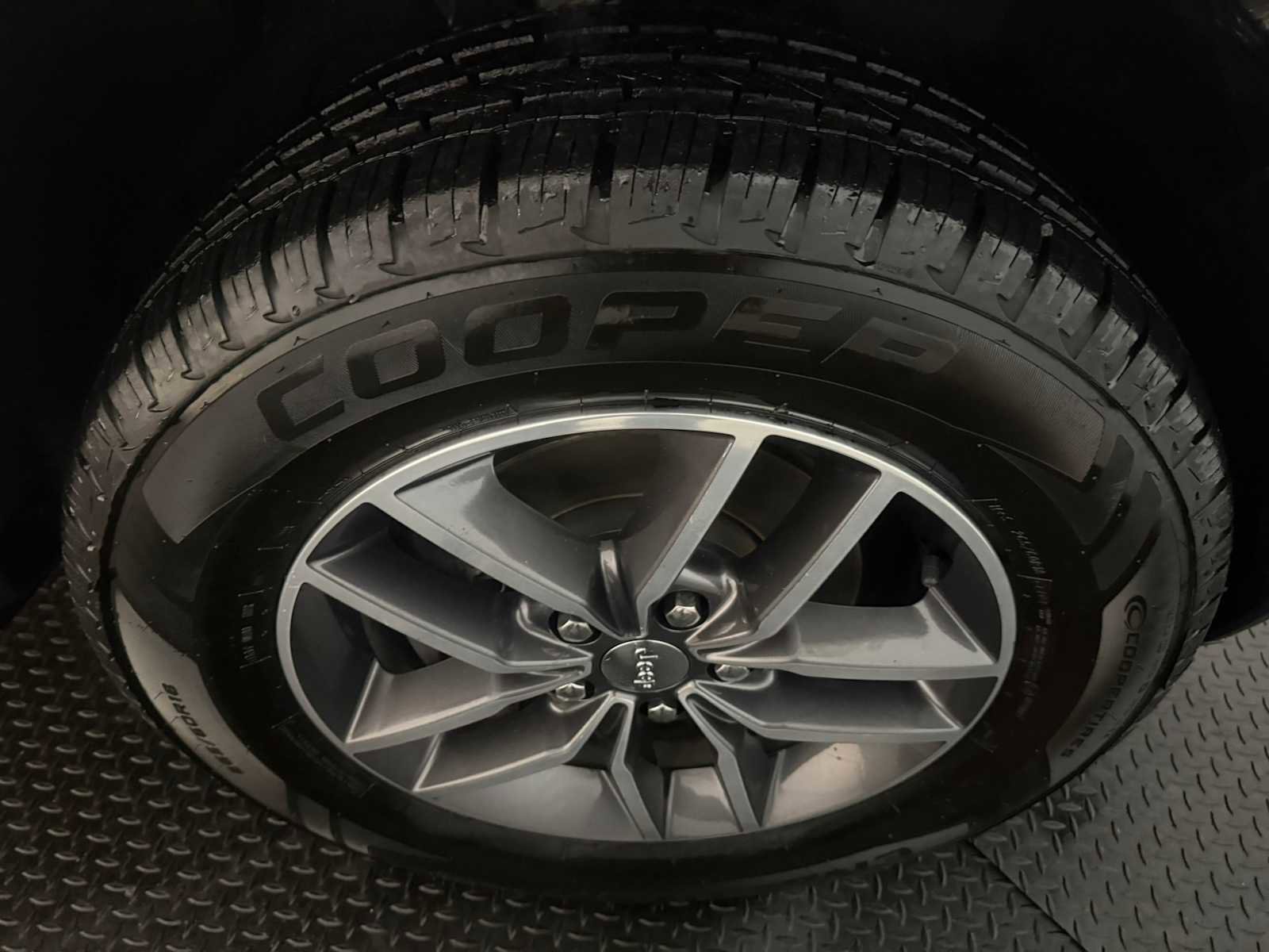 Used 2018 Jeep Grand Cherokee Limited AWD/4WD image 12