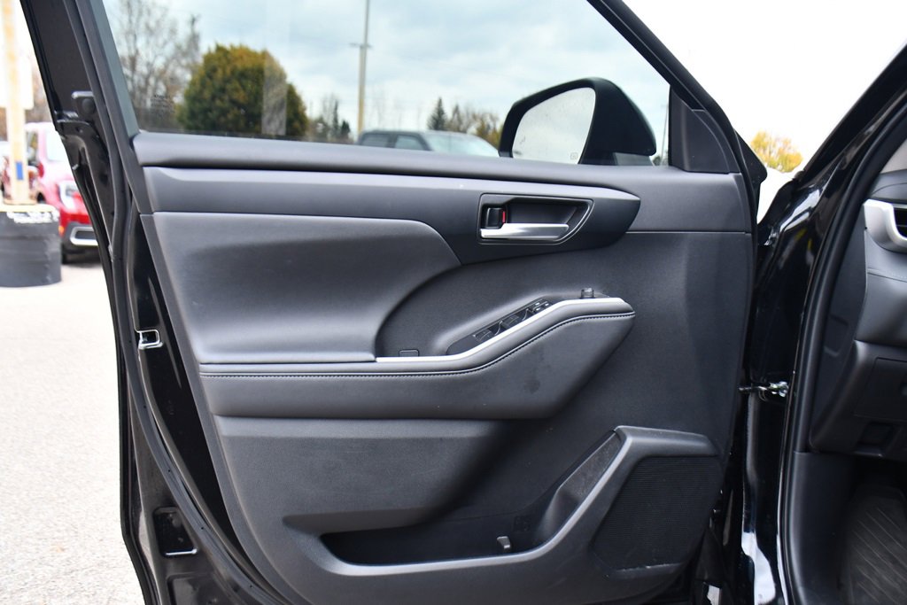Used 2023 Toyota Highlander XLE image 23