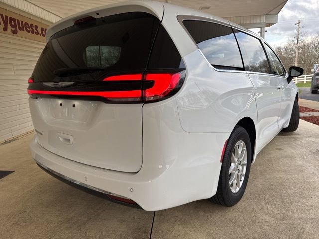 Used 2025 Chrysler Pacifica Select FWD image 8