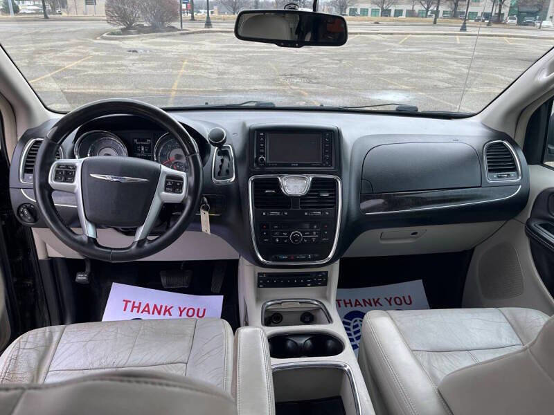 Used 2014 Chrysler Town & Country Touring w/ Driver Convenience Group image 19