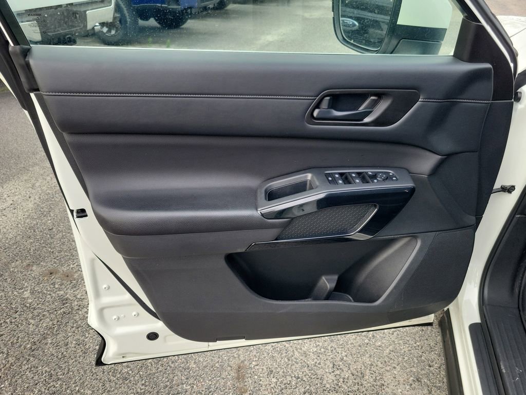 Used 2024 Nissan Pathfinder SV FWD image 12