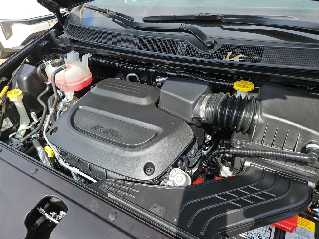 Used 2025 Chrysler Pacifica Select image 23