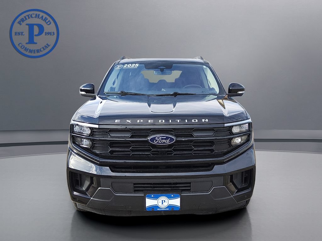 Used 2025 Ford Expedition Active AWD/4WD image 2