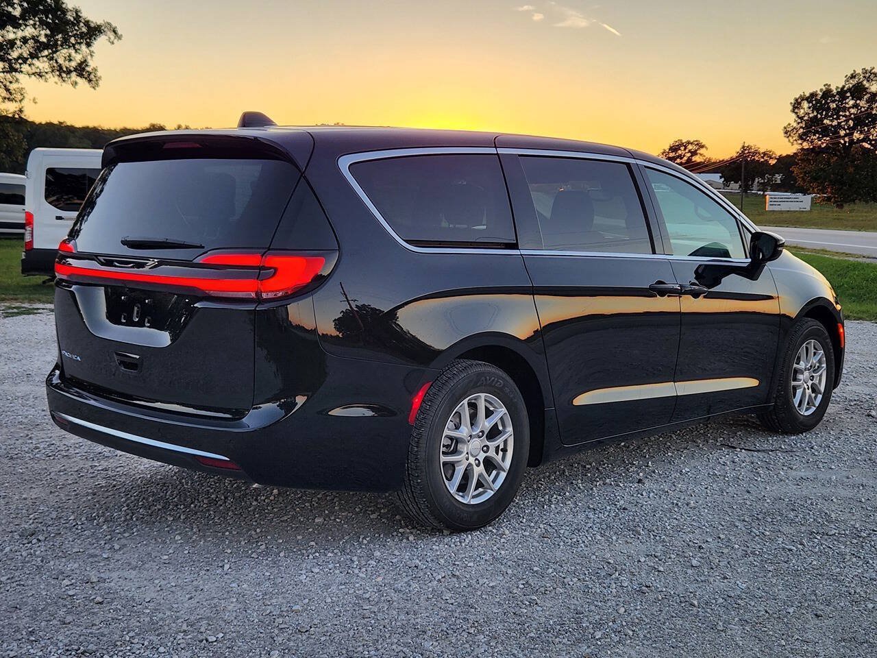 Used 2027 Chrysler Pacifica Select FWD image 5