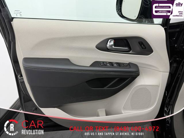 Used 2024 Chrysler Pacifica Touring-L FWD image 36