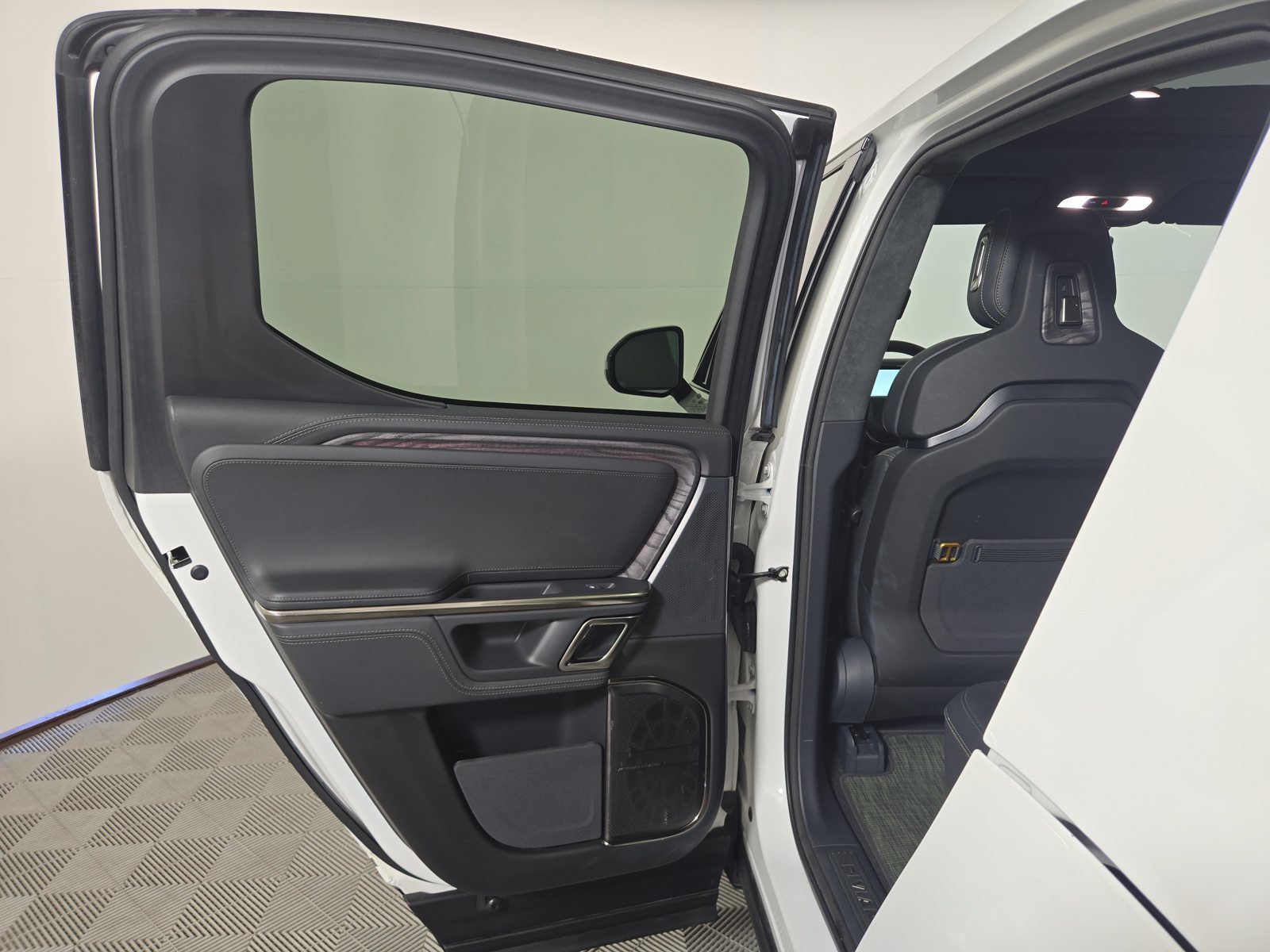 Used 2022 Rivian R1T Adventure AWD/4WD image 17