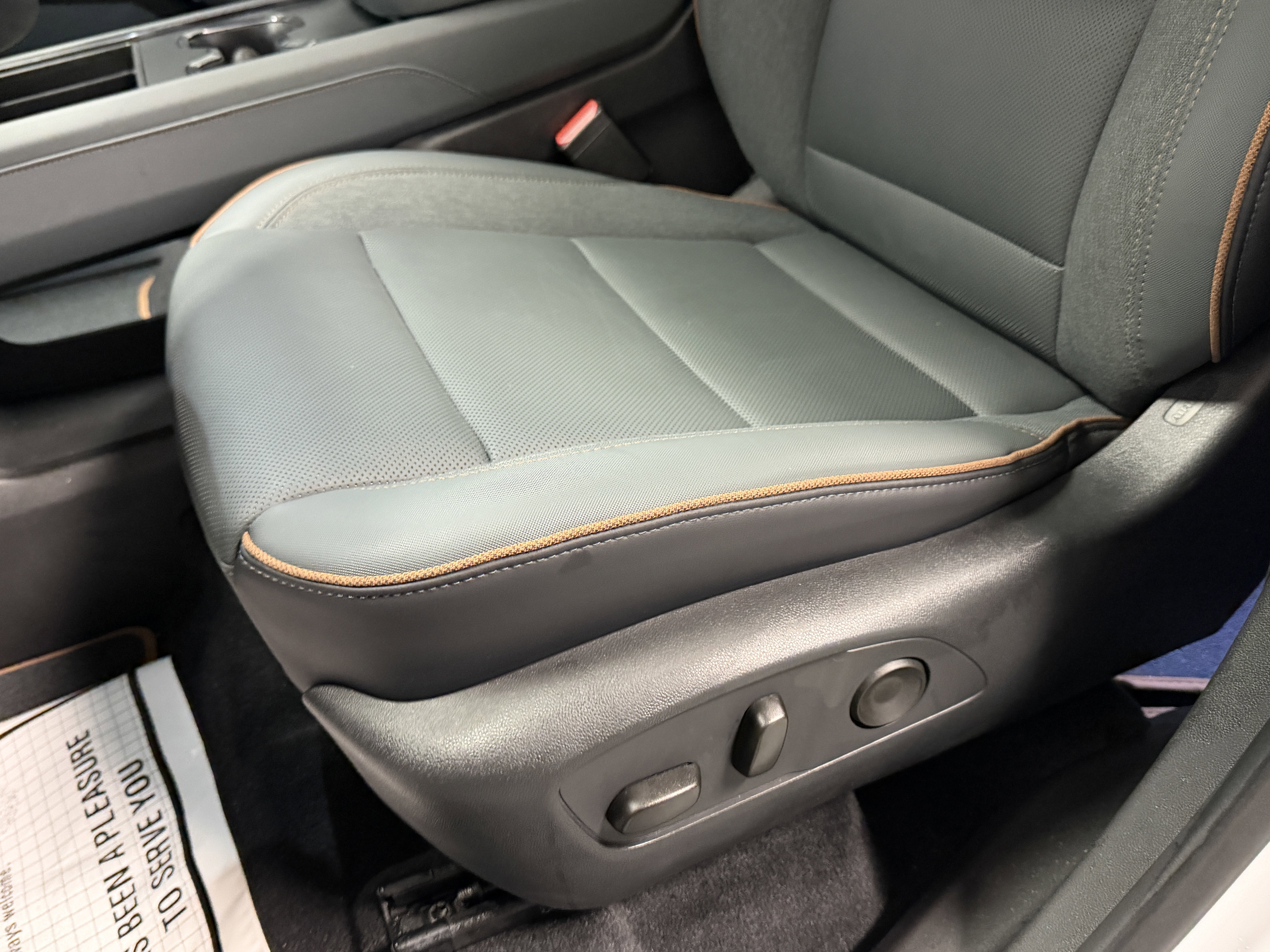 Used 2025 GMC Acadia AT4 w/ Luxury Package image 25