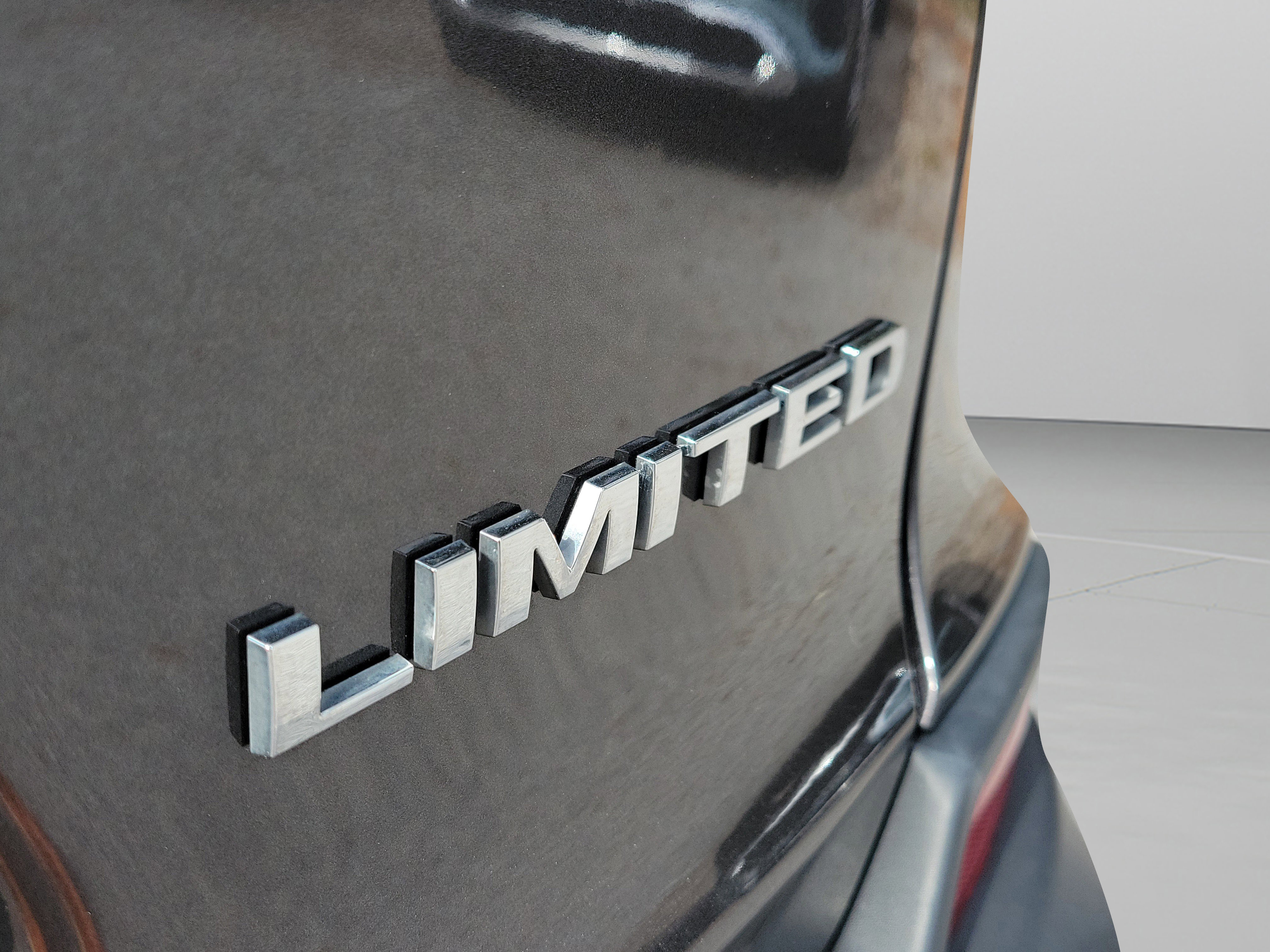 Used 2019 Jeep Cherokee Limited image 30