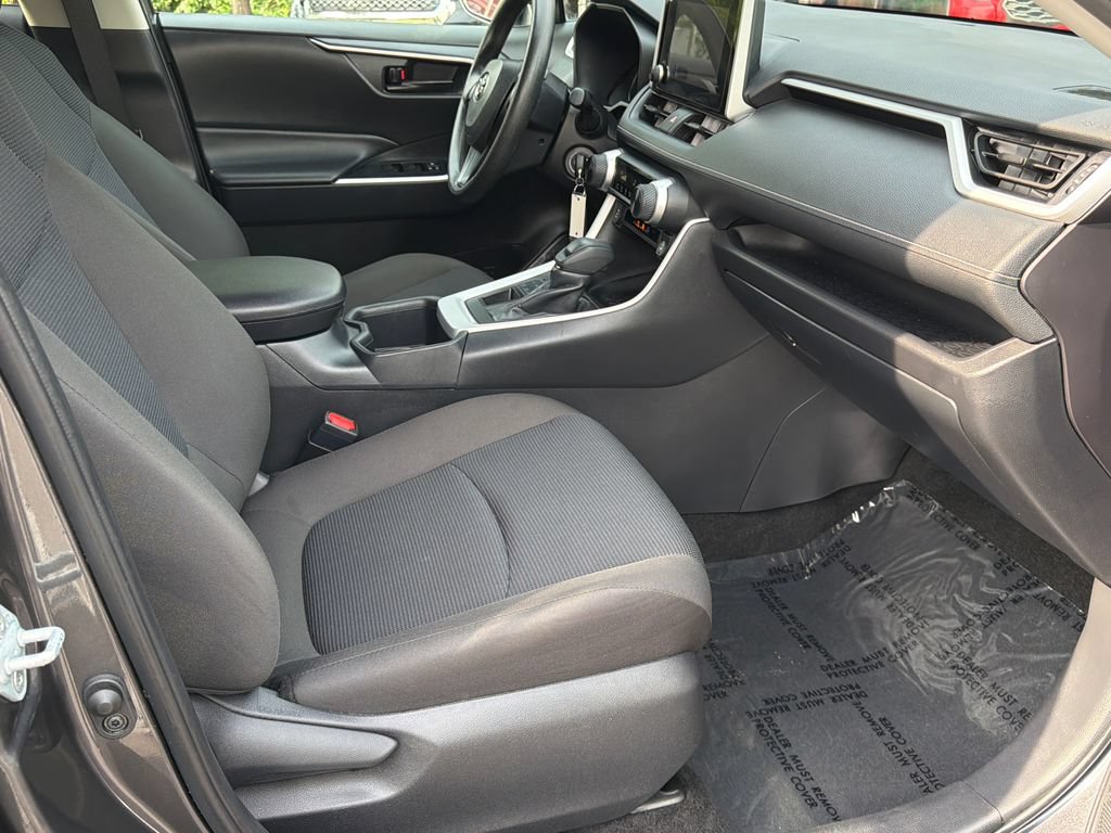 Used 2025 Toyota RAV4 LE AWD/4WD image 9