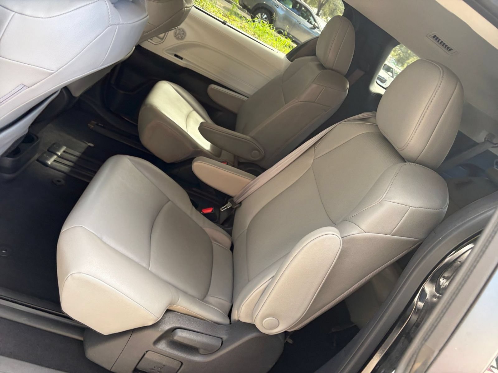 Used 2025 Toyota Sienna XLE FWD image 42