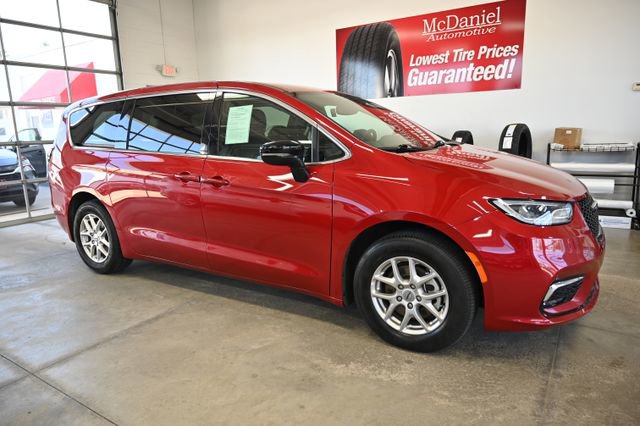 Used 2025 Chrysler Pacifica Select FWD image 4