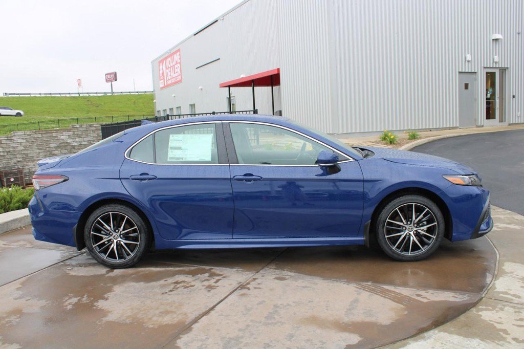 New 2024 Toyota Camry SE image 2