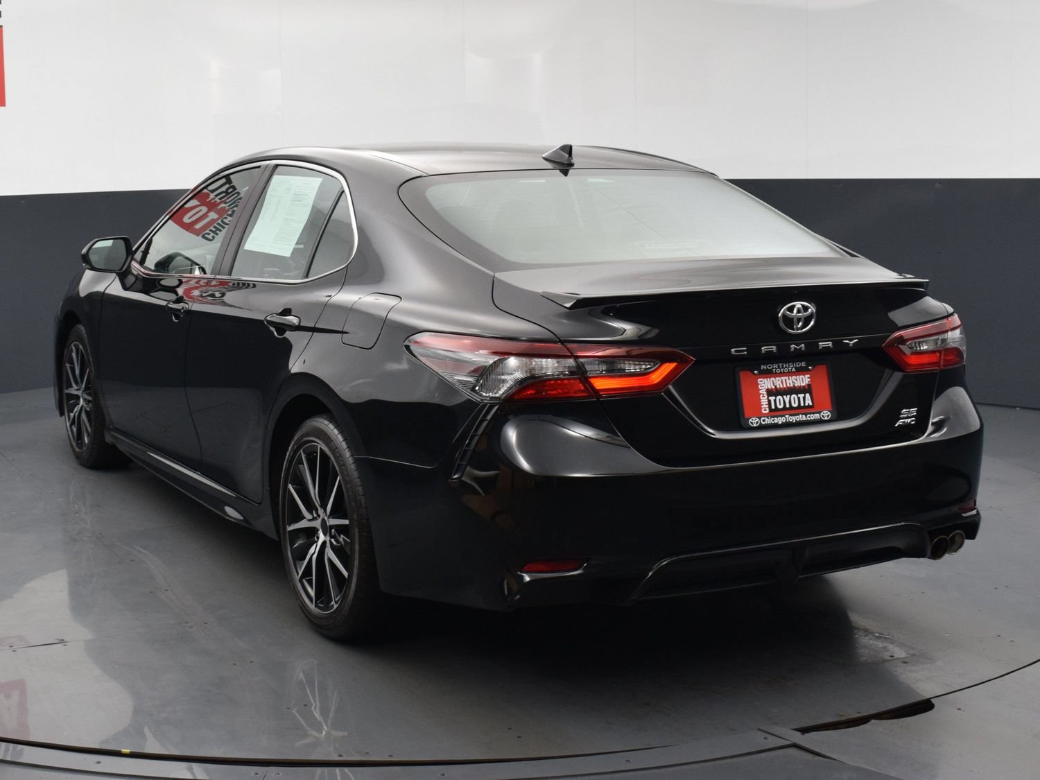 Used 2024 Toyota Camry SE AWD/4WD image 3