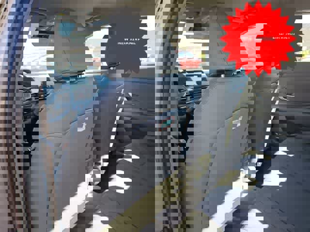 Used 2025 Hyundai Elantra SE image 10