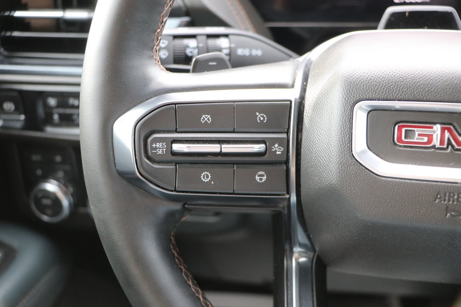 Used 2025 GMC Yukon XL AT4 w/ AT4 Premium Plus Package AWD/4WD image 18