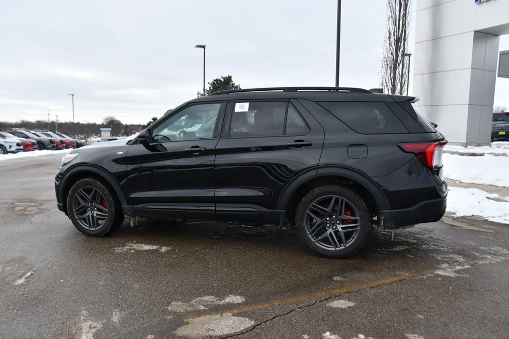 Used 2025 Ford Explorer ST-Line w/ ST-Line Street Pack image 3