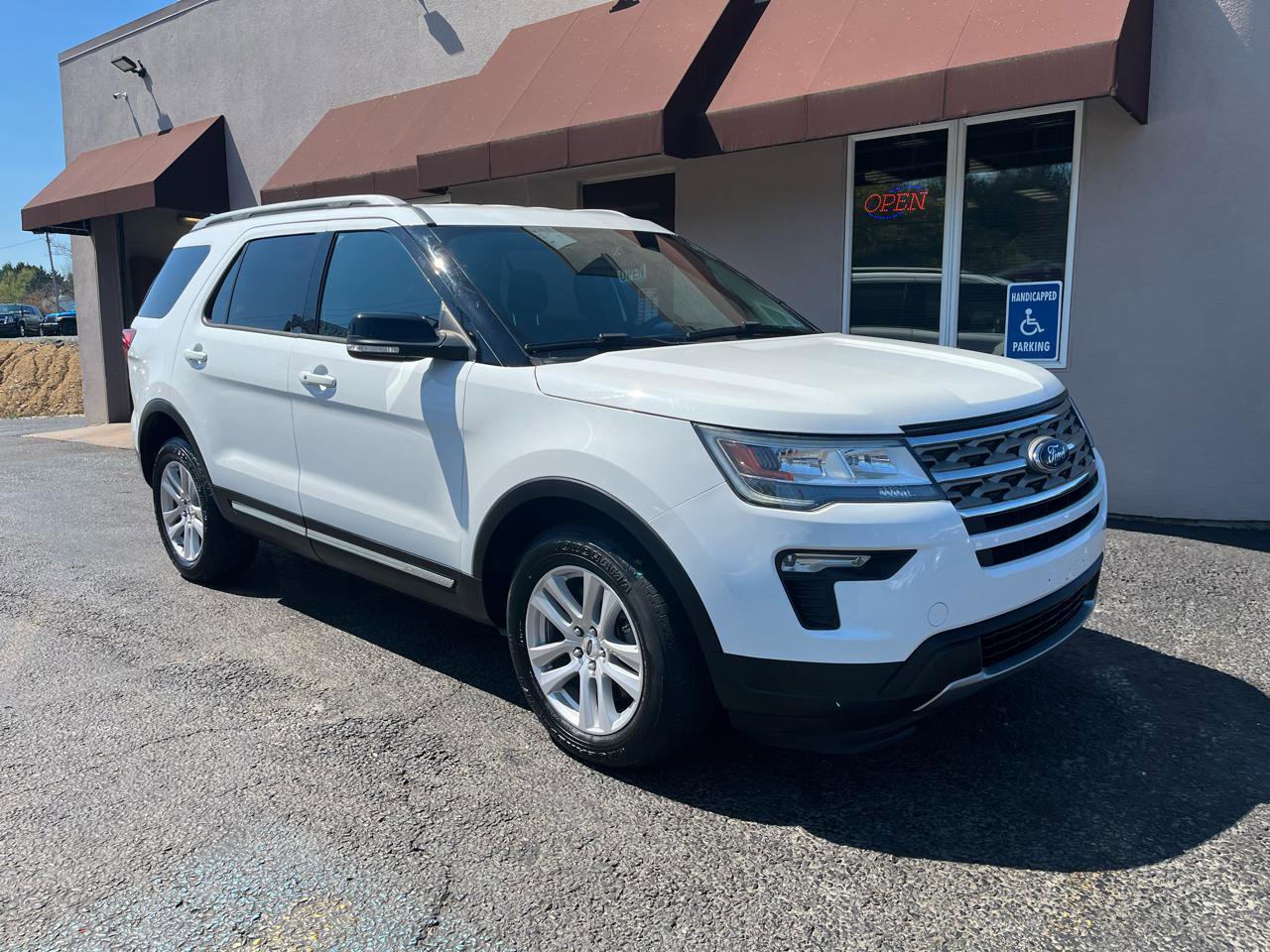Used 2018 Ford Explorer XLT w/ Equipment Group 201A AWD/4WD image 3