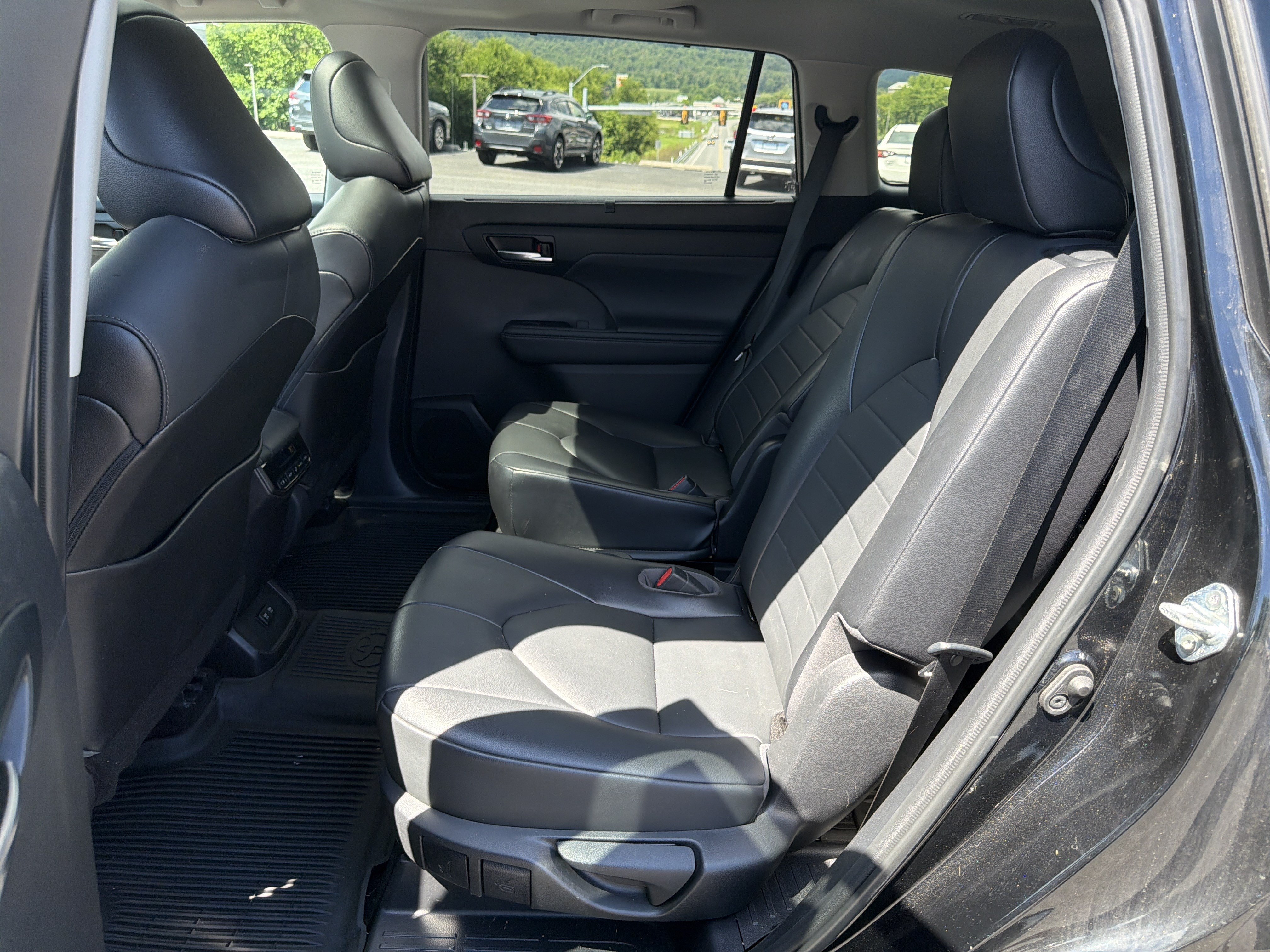 Used 2021 Toyota Highlander XLE AWD/4WD image 14