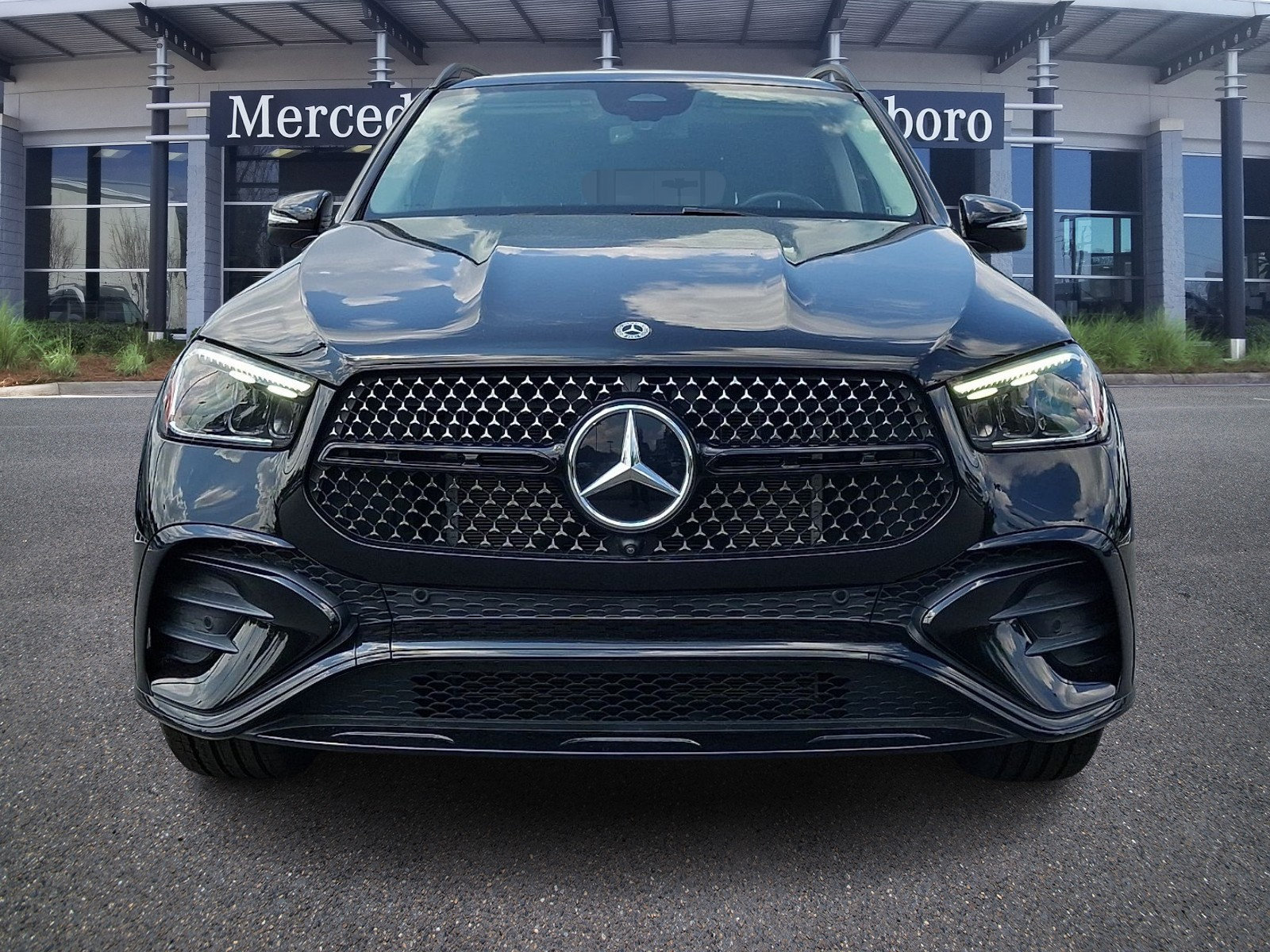 Used 2024 Mercedes-Benz GLE 350 4MATIC w/ AMG Line Exterior image 2