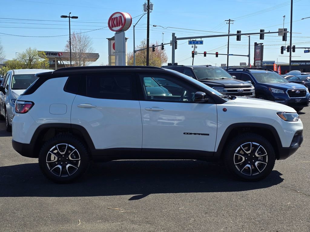 Used 2024 Jeep Compass Trailhawk image 6