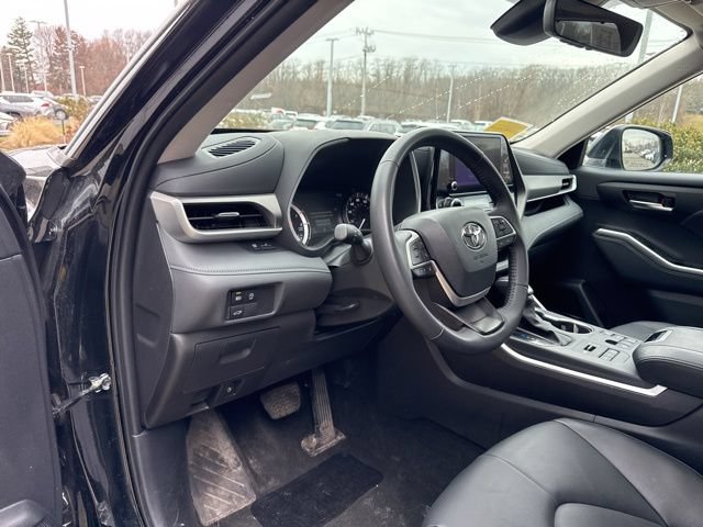 Used 2025 Toyota Highlander XLE AWD/4WD image 26