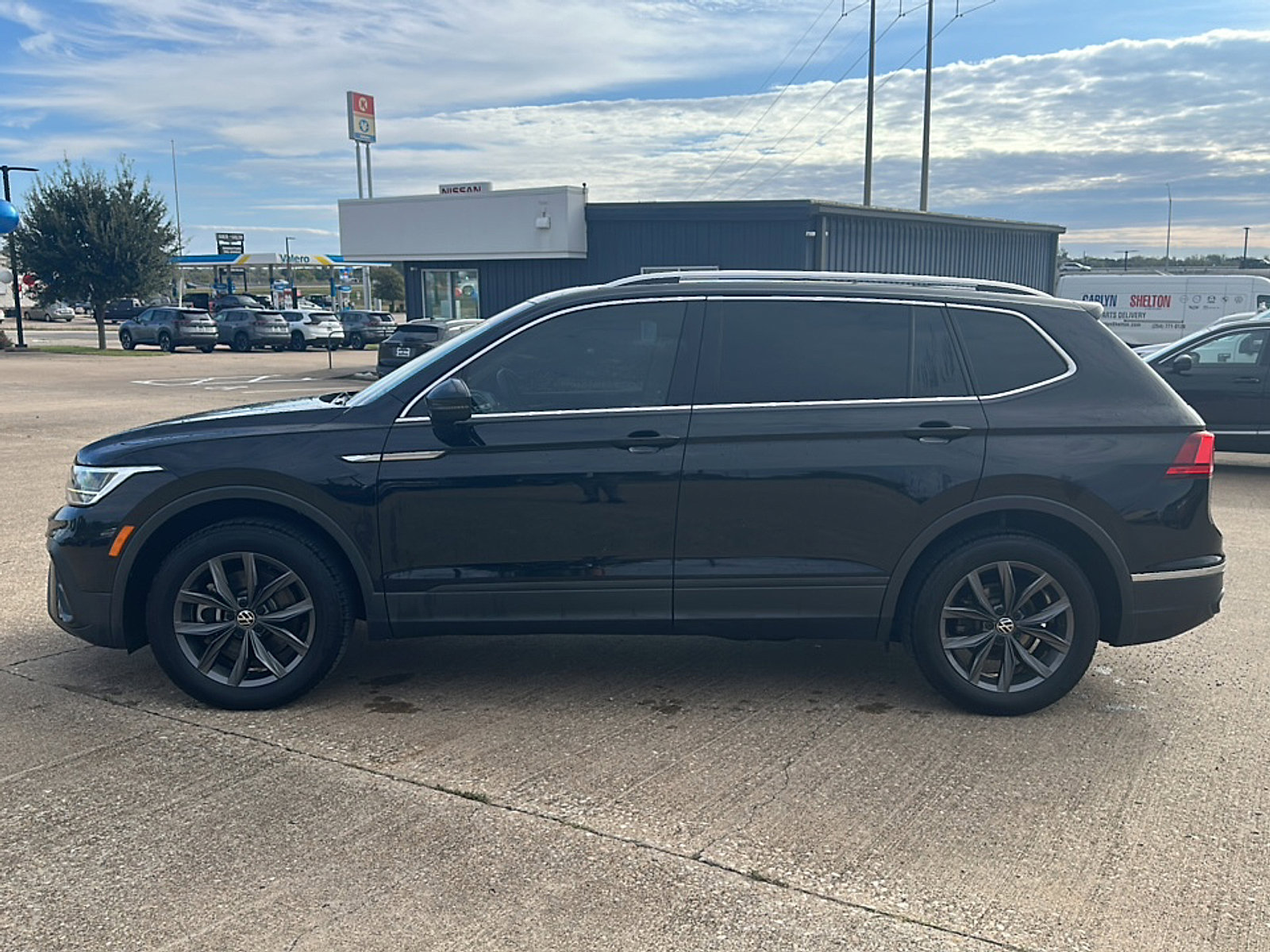 Used 2023 Volkswagen Tiguan SE w/ Panoramic Sunroof Package image 2