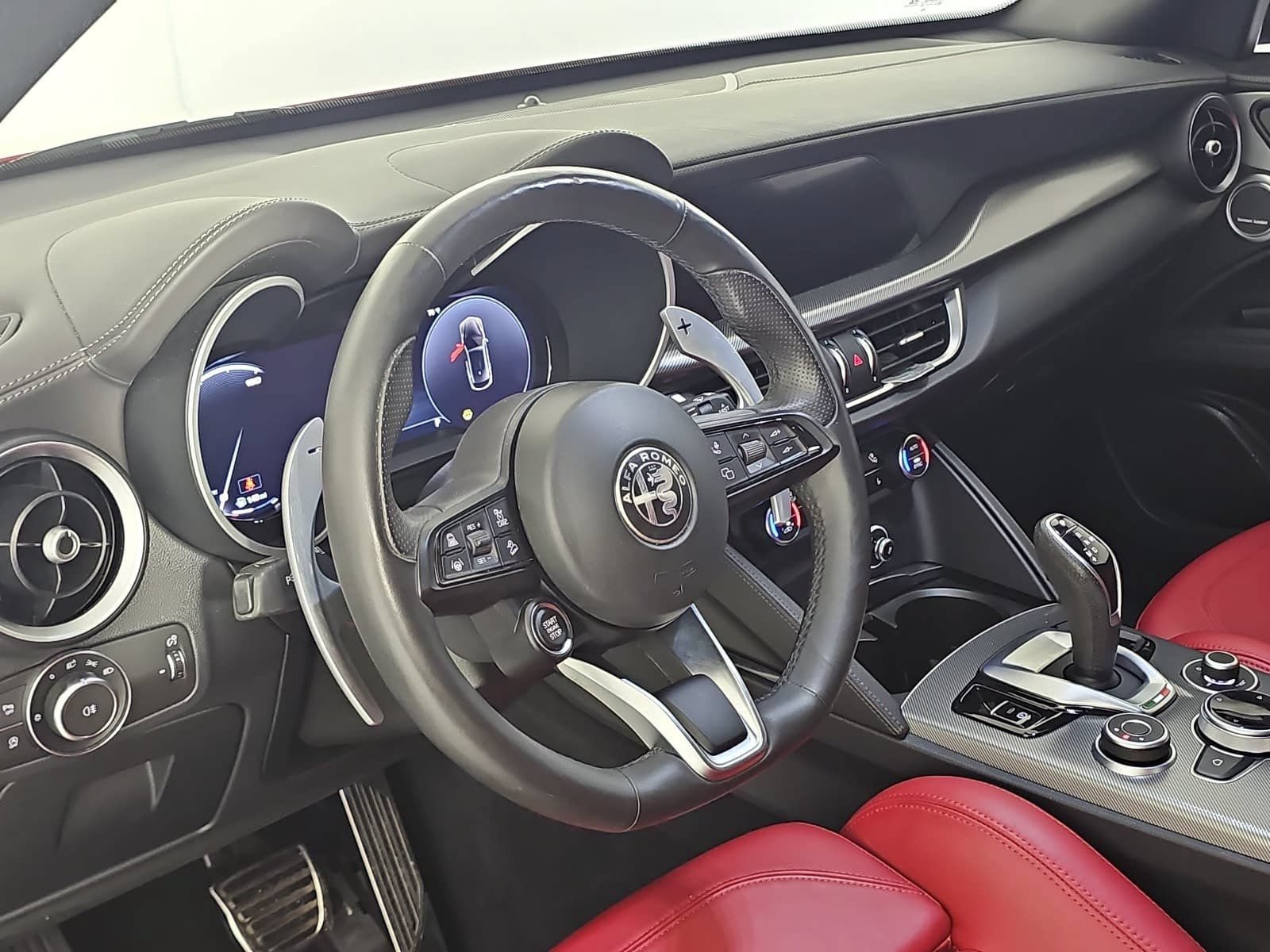 Used 2024 Alfa Romeo Stelvio Veloce AWD/4WD image 16