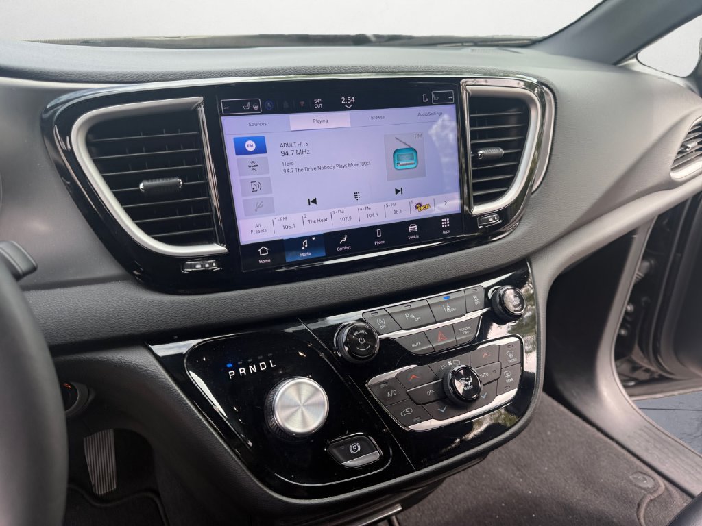 Used 2025 Chrysler Pacifica Select FWD image 17
