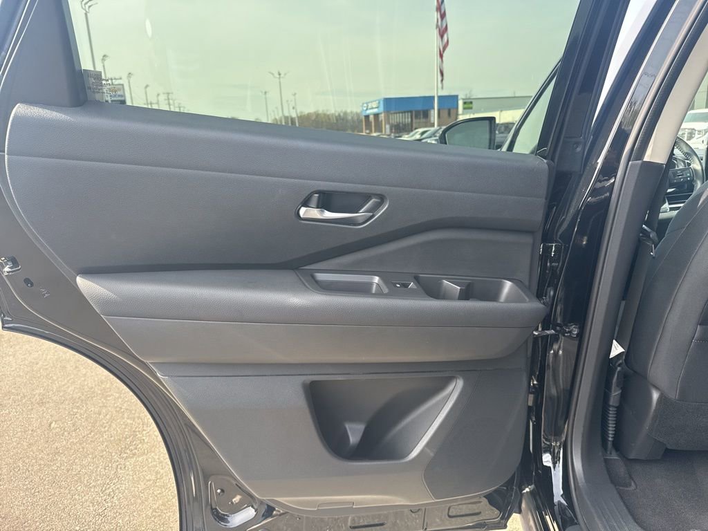 Used 2022 Nissan Pathfinder SV image 29