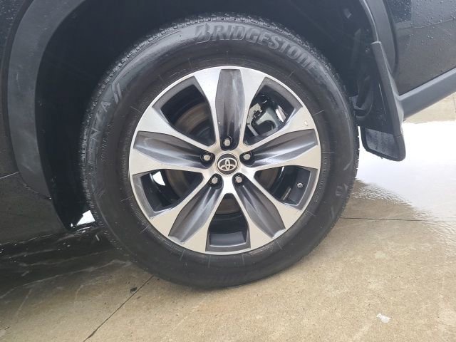 Used 2024 Toyota Highlander XLE image 11