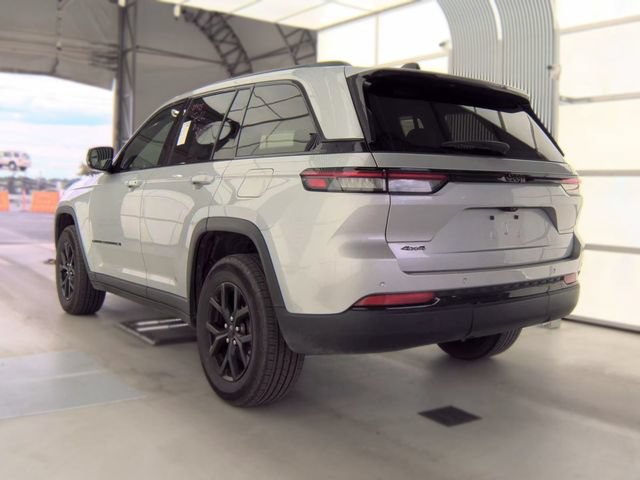 Used 2025 Jeep Grand Cherokee Altitude AWD/4WD image 4