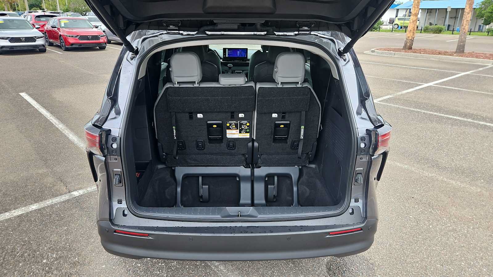 Used 2025 Toyota Sienna XLE w/ XLE Plus Package FWD image 21