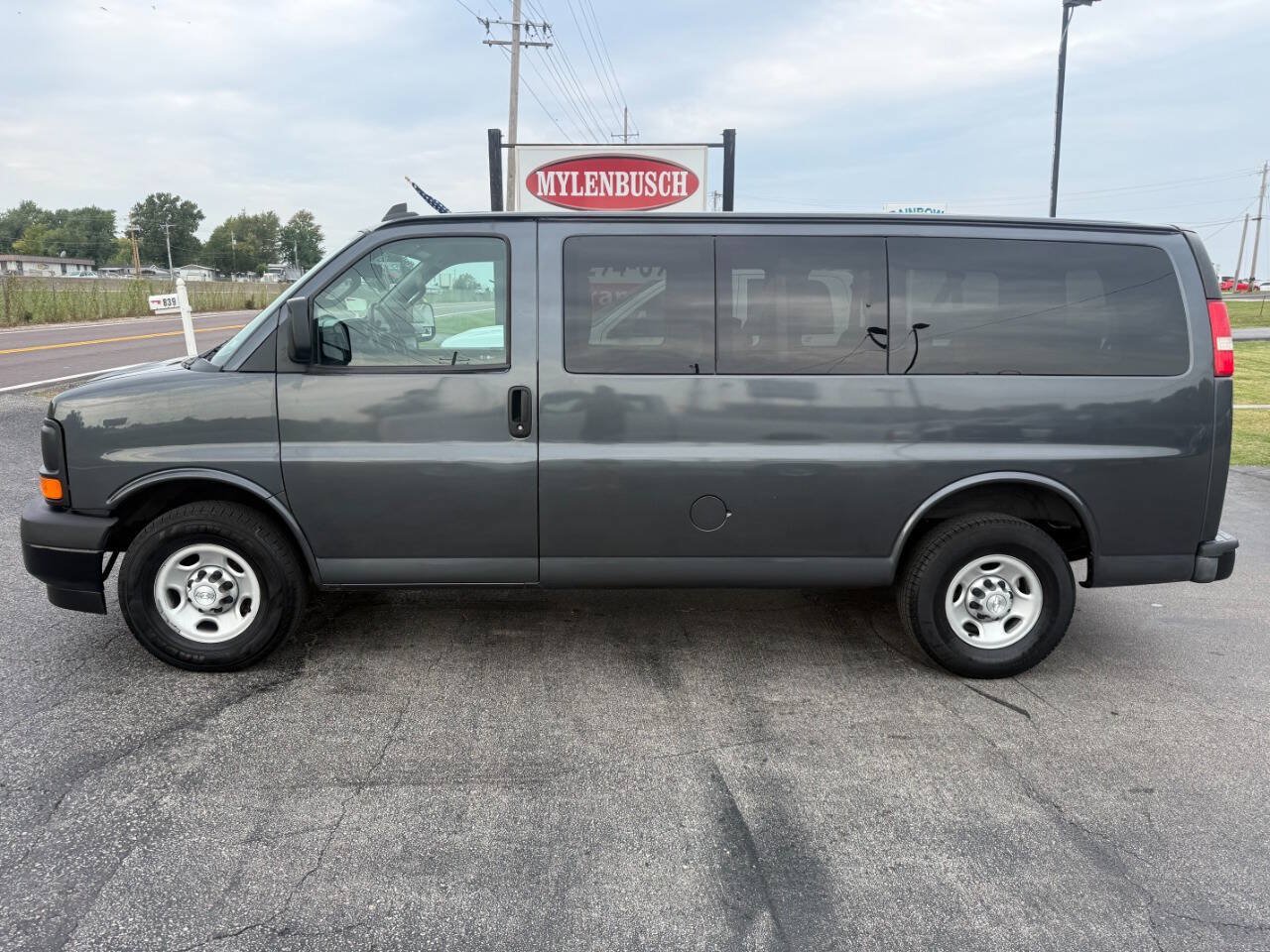 Used 2017 Chevrolet Express 2500 LS RWD image 1