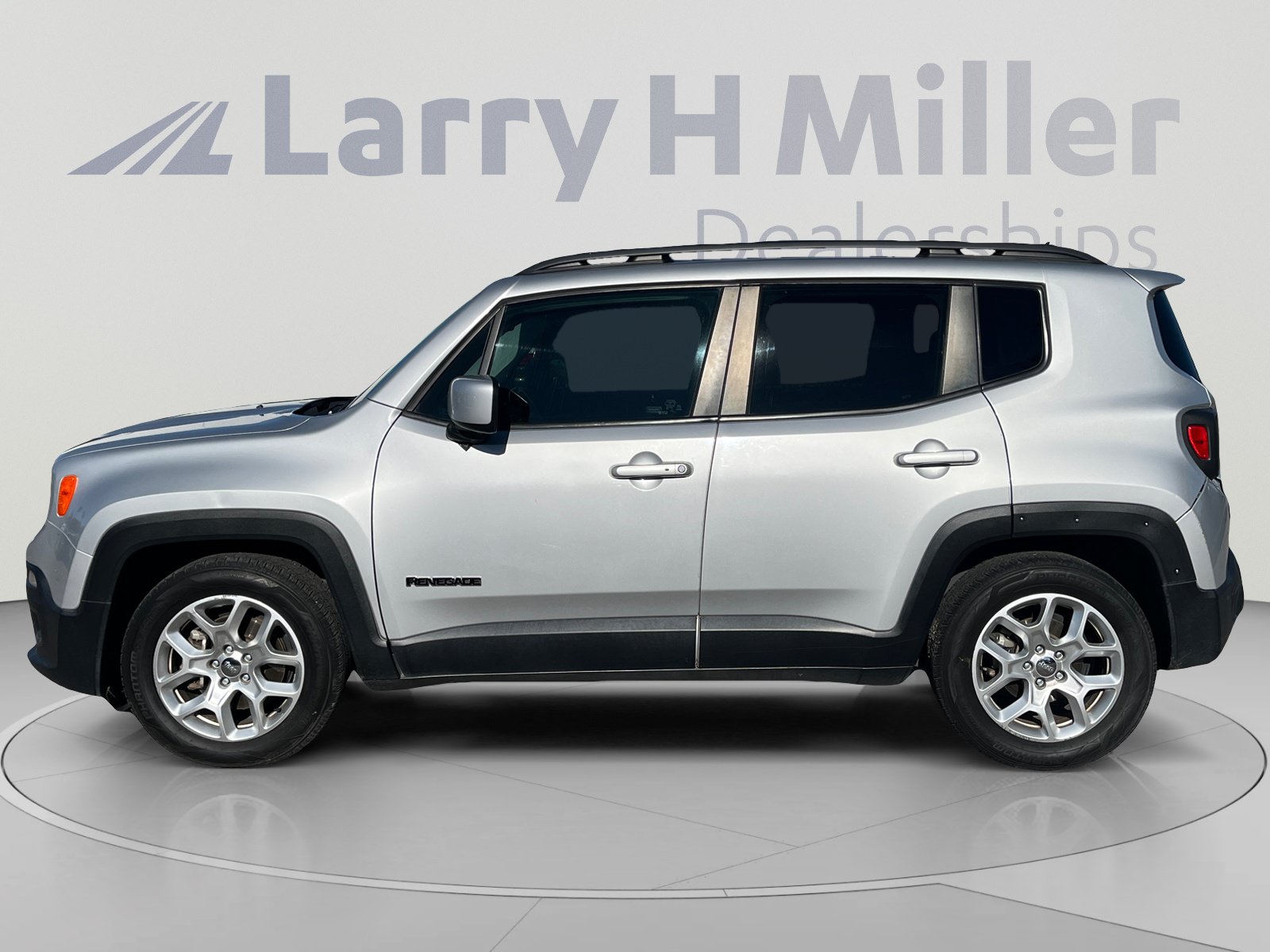 Used 2016 Jeep Renegade Latitude w/ Safety & Security Group FWD image 2