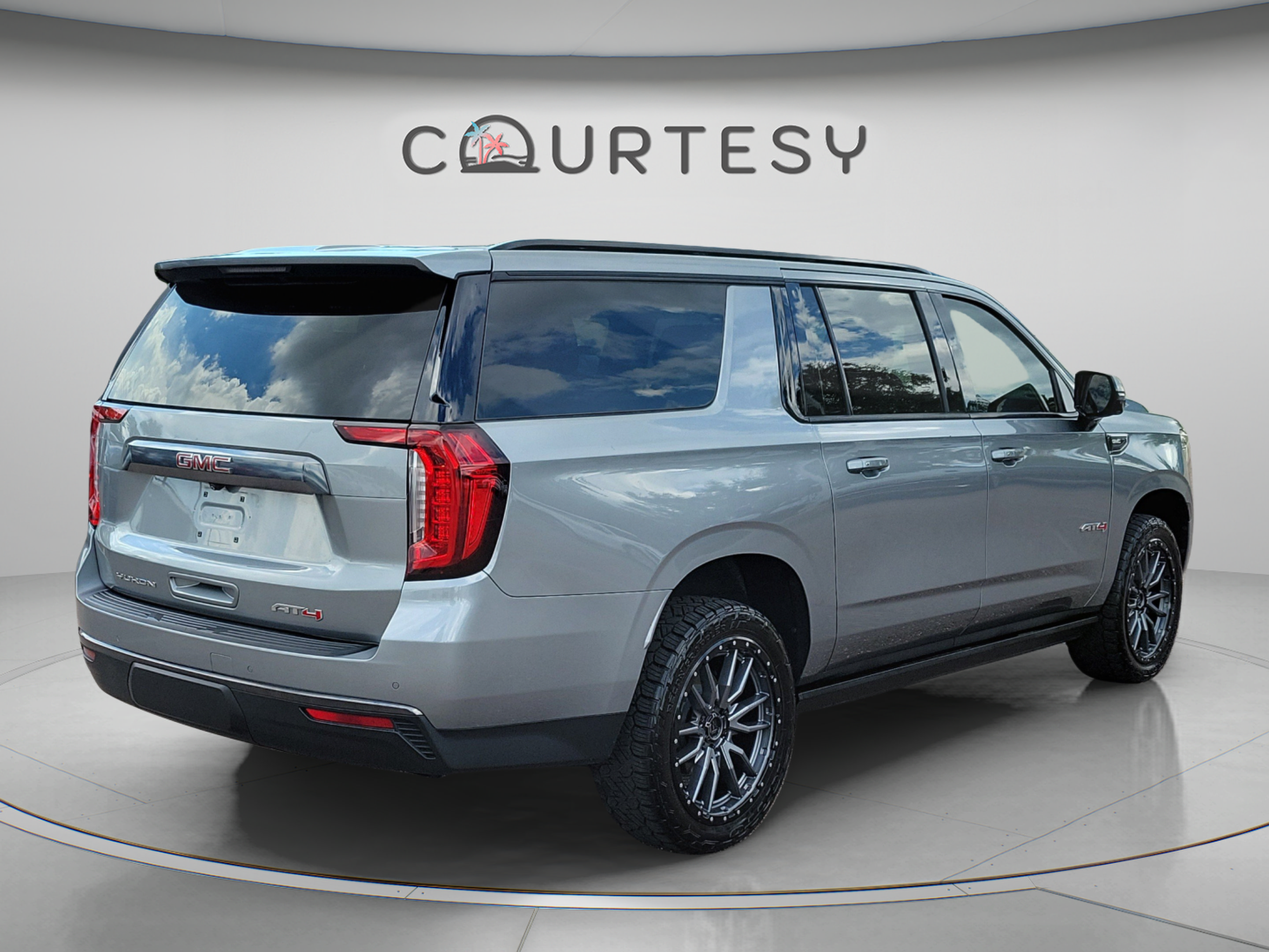 Used 2023 GMC Yukon XL AT4 w/ Technology Package AWD/4WD image 5