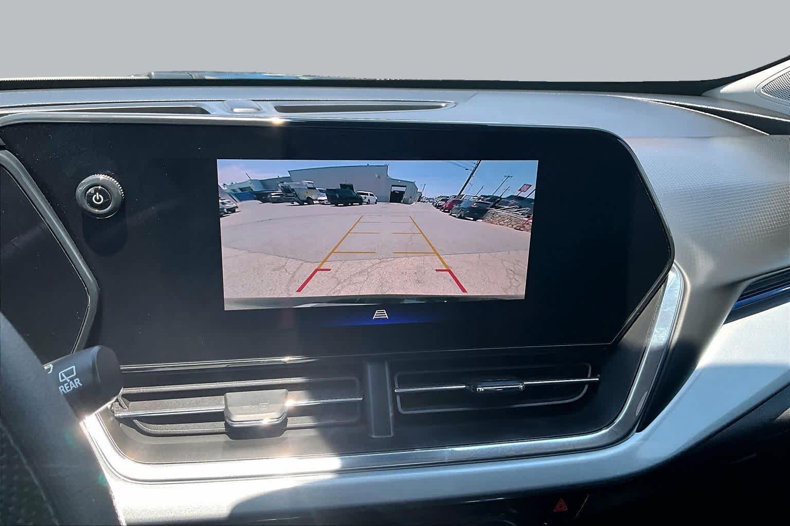 Used 2025 Chevrolet Trax LT FWD image 26