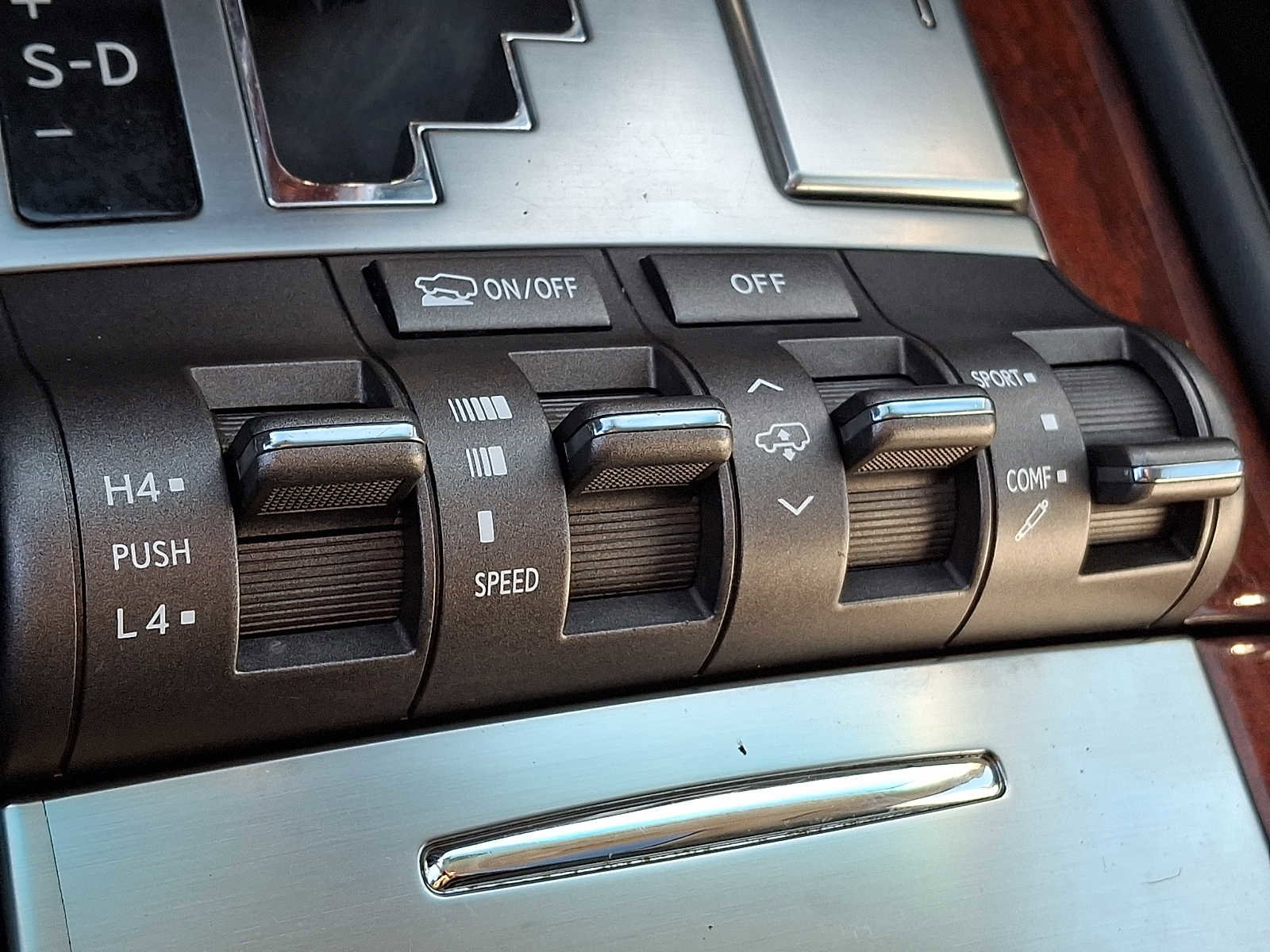 Used 2011 Lexus LX 570 4WD image 25