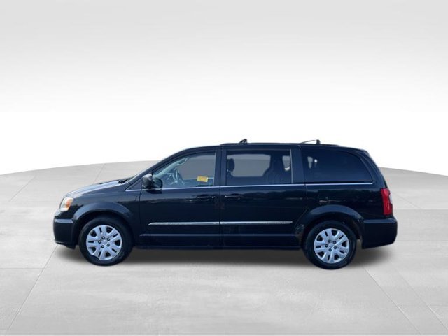 Used 2014 Chrysler Town & Country Touring FWD image 2
