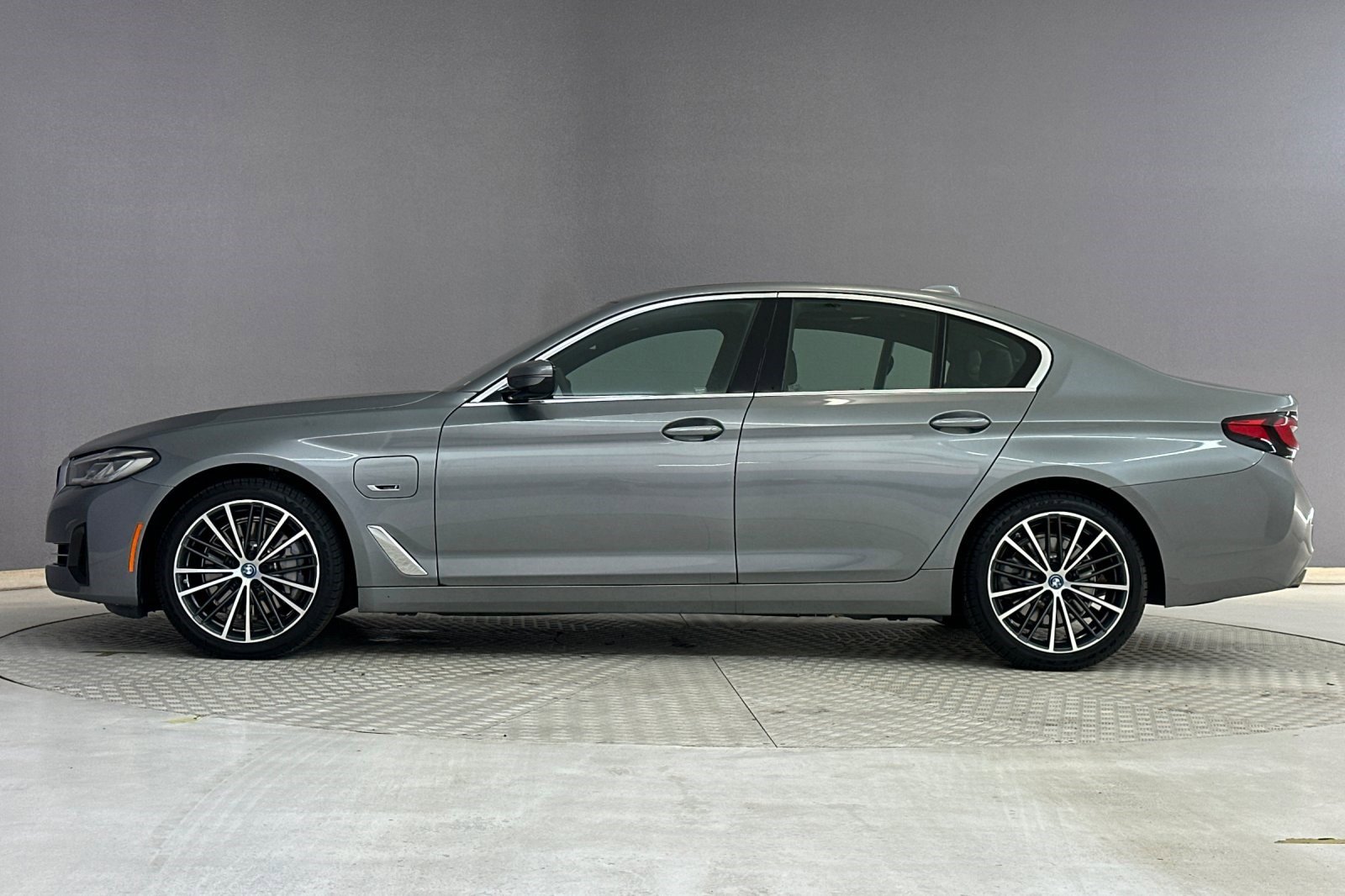 Used 2023 BMW 530e w/ Executive Package RWD image 2