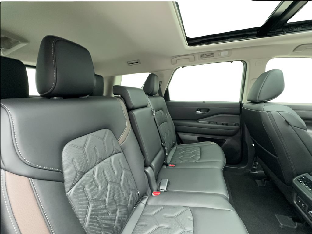 Used 2026 Nissan Pathfinder Platinum w/ Cargo Package FWD image 30