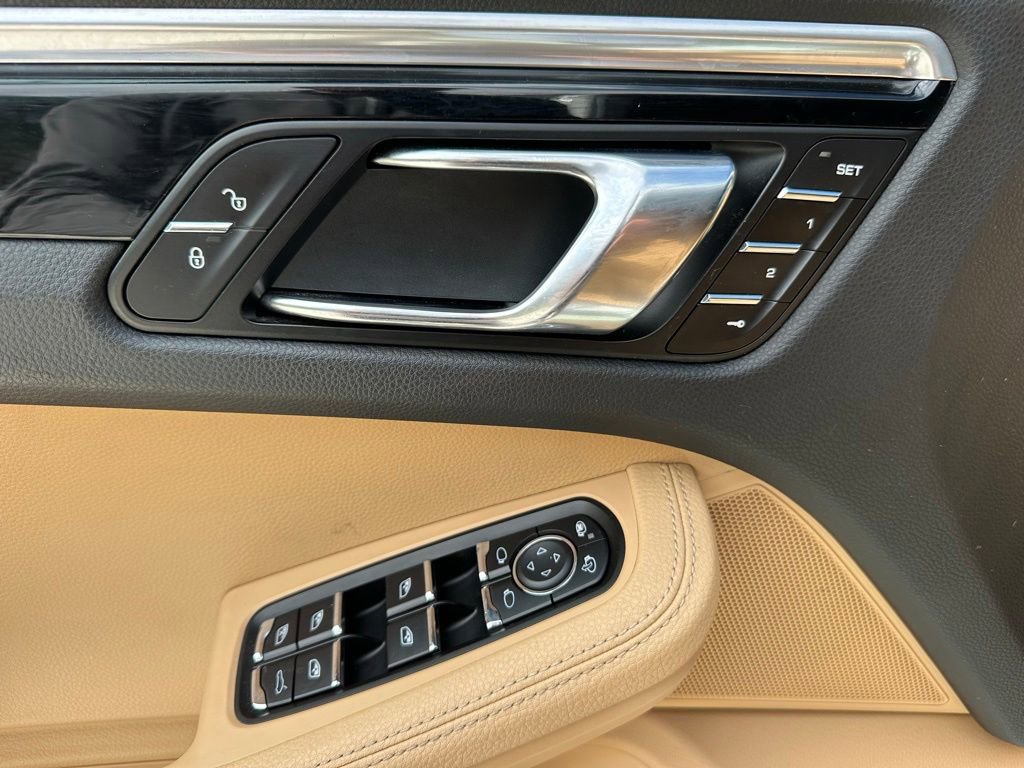 Certified 2018 Porsche Macan w/ Premium Package Plus AWD/4WD image 17