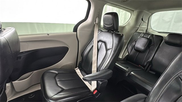 Used 2023 Chrysler Pacifica Touring-L image 14
