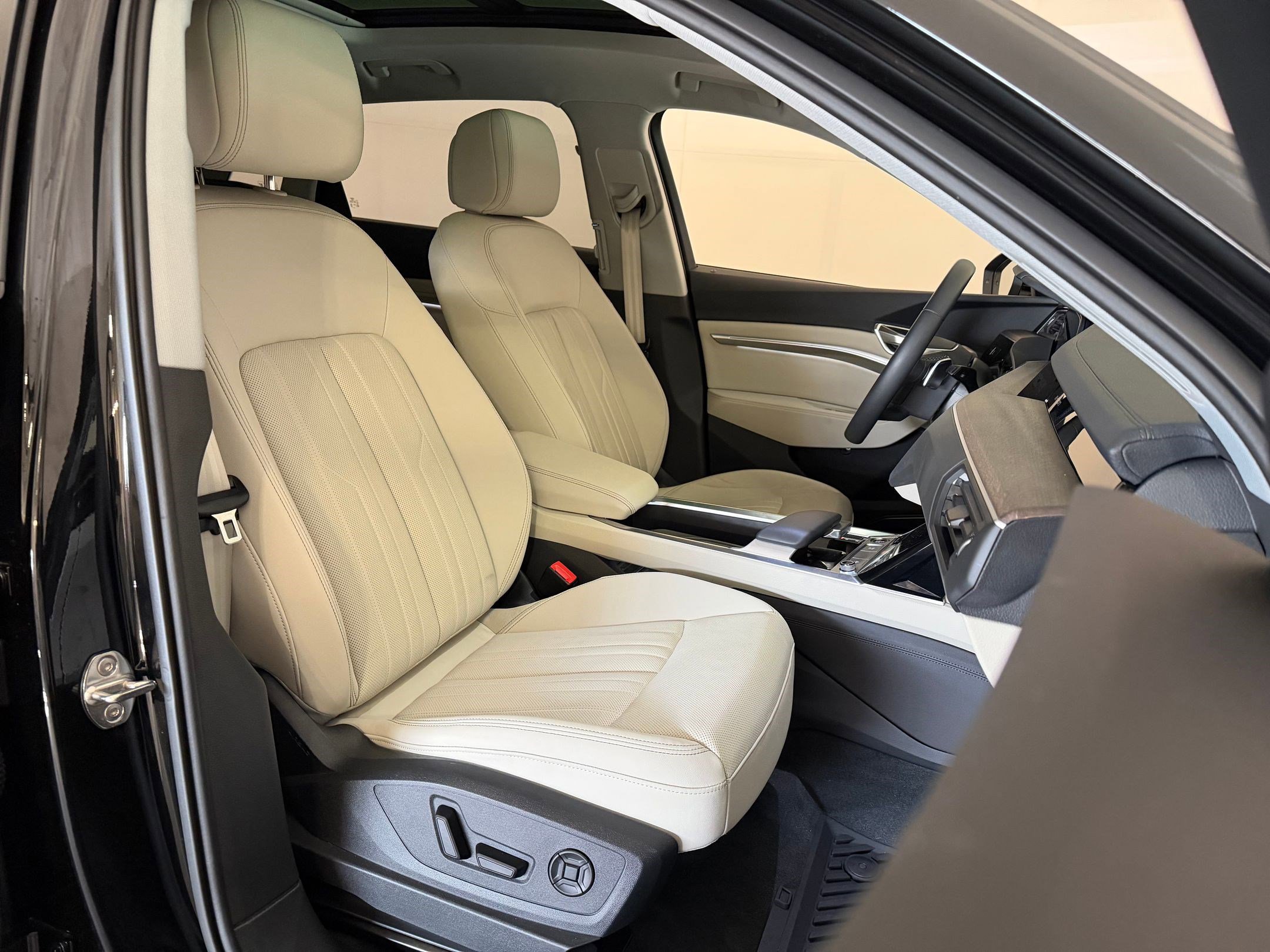 Used 2024 Audi Q8 e-tron Premium Plus w/ Premium Plus Package image 31